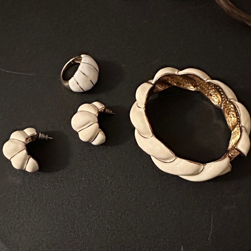 Elegant Cream and Gold Jewelry Set